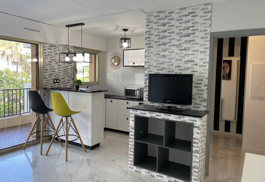 Studio meublé centre ville Carnoles avec parking et cave