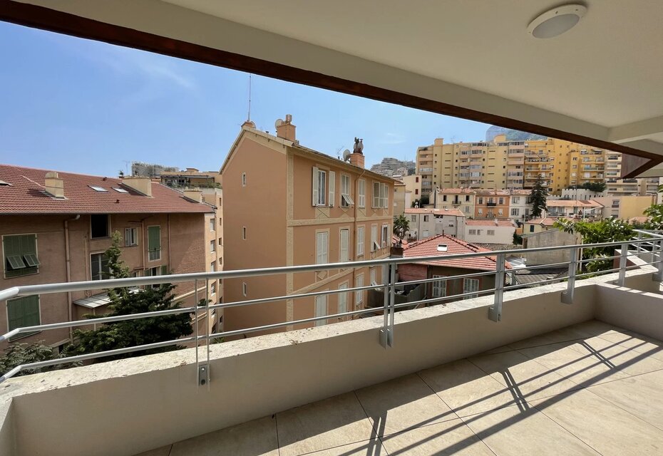 3 pièces vide dans immeuble récent avec parking et cave