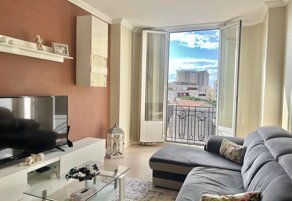 Beautiful 3-room apartment of 71m² located on the top floor.