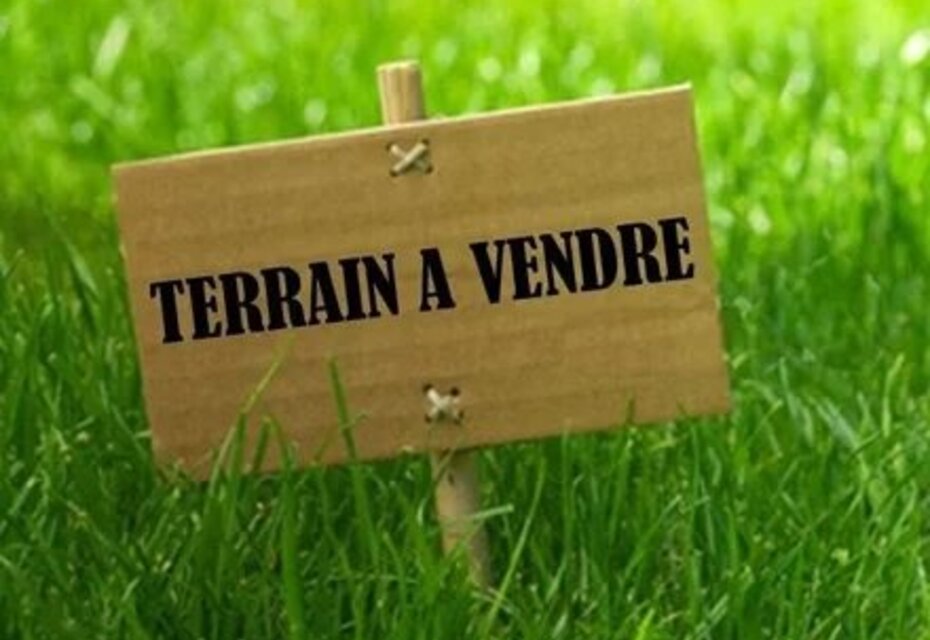 RARE ! Terrain constructible à usage commercial ou industriel