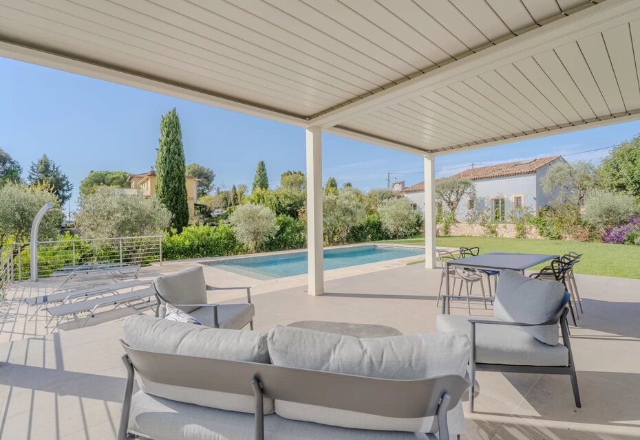 Villa contemporaine rénovée, terrain plat et piscine