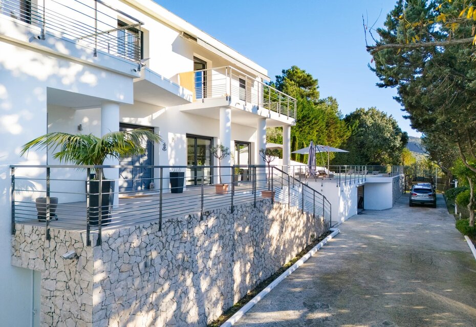 Villa contemporaine de 353m² avec piscine chauffée