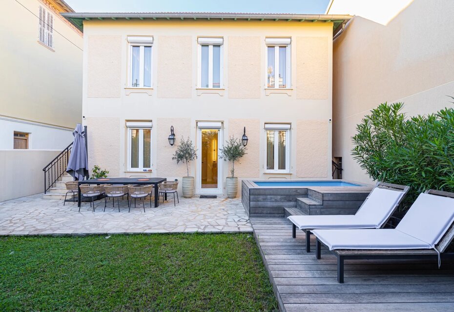 Maison de ville rénovée avec charme et élégance