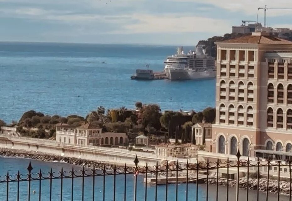 ROQUEBRUNE-CAP-MARTIN SUPERBE TERRAIN CONSTRUCTIBLE FRONTIÈRE MONACO