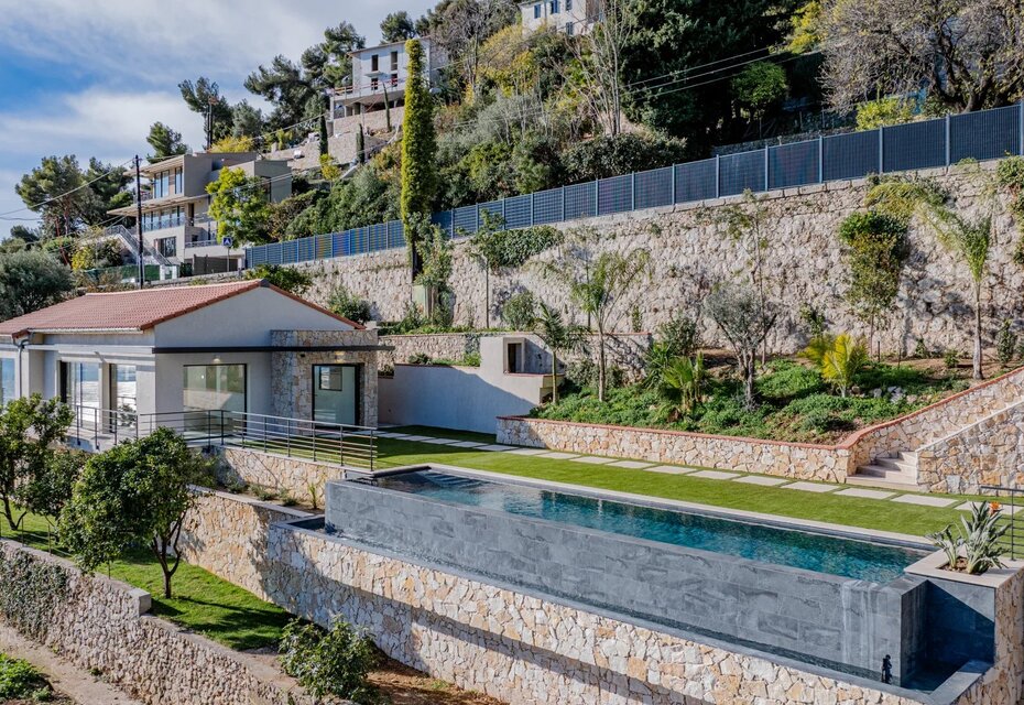 Villa Neuve avec Jardin Plat et Piscine