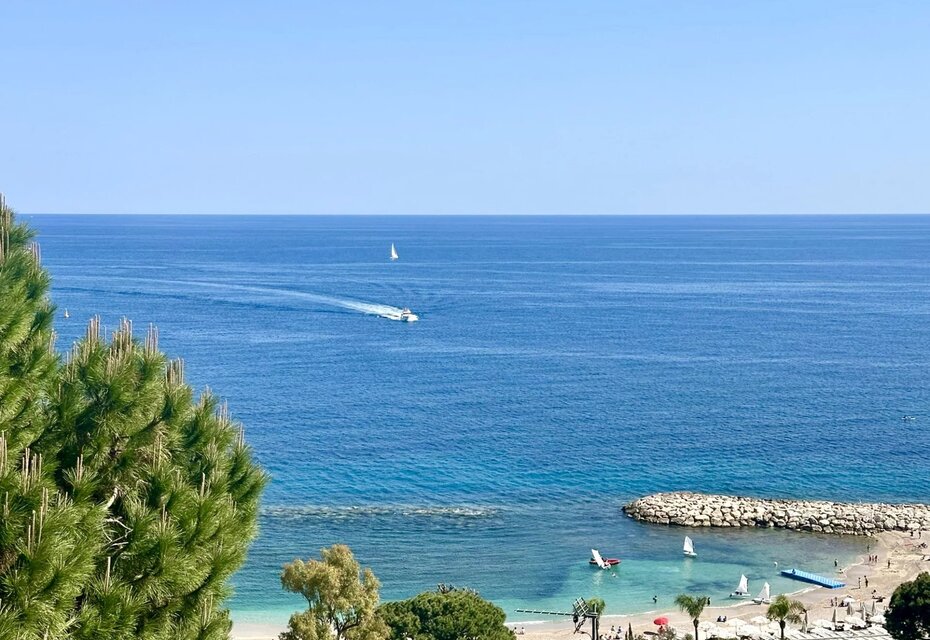 Ampio bilocale di 53m² con vista mare panoramica – Cap d’Ail (confine Monaco)