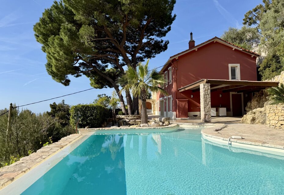 Provençal-style villa of character with pool and sea view