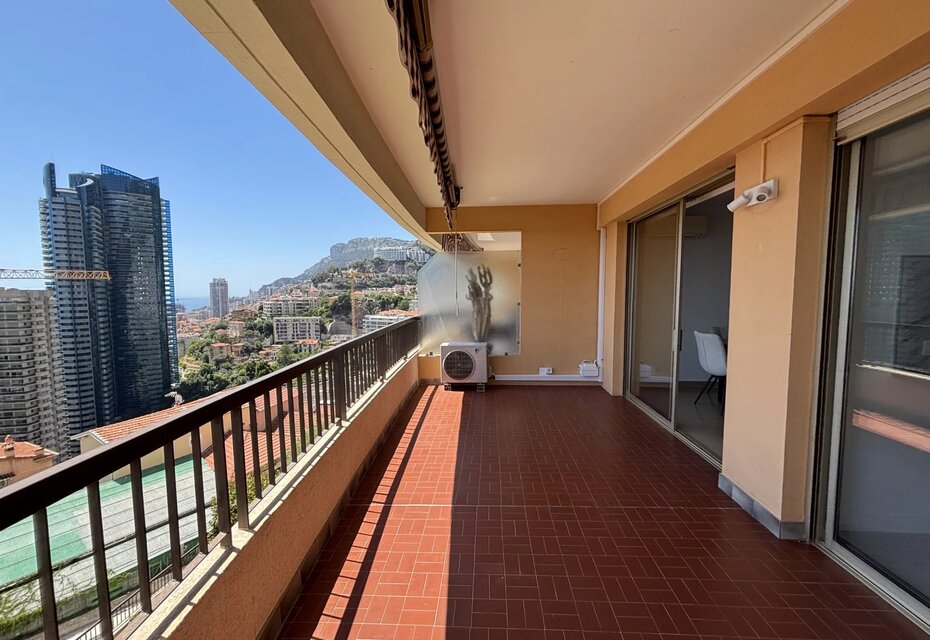 Beausoleil – Bilocale arredato con terrazza, cantina e posto auto