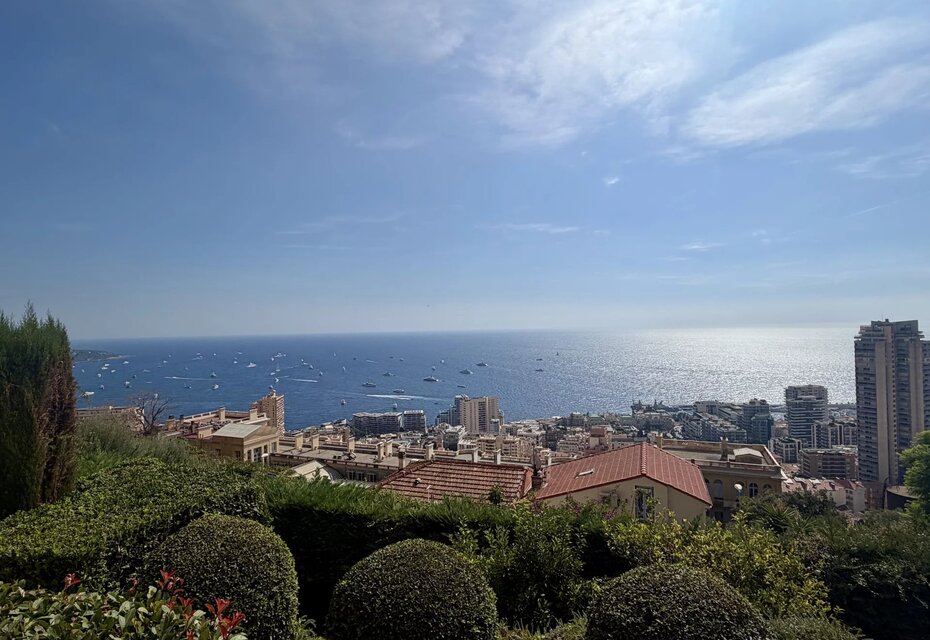 Exceptionnel deux pièces en rez-de-jardin avec parking, vue panoramique sur la mer et la Principauté de Monaco